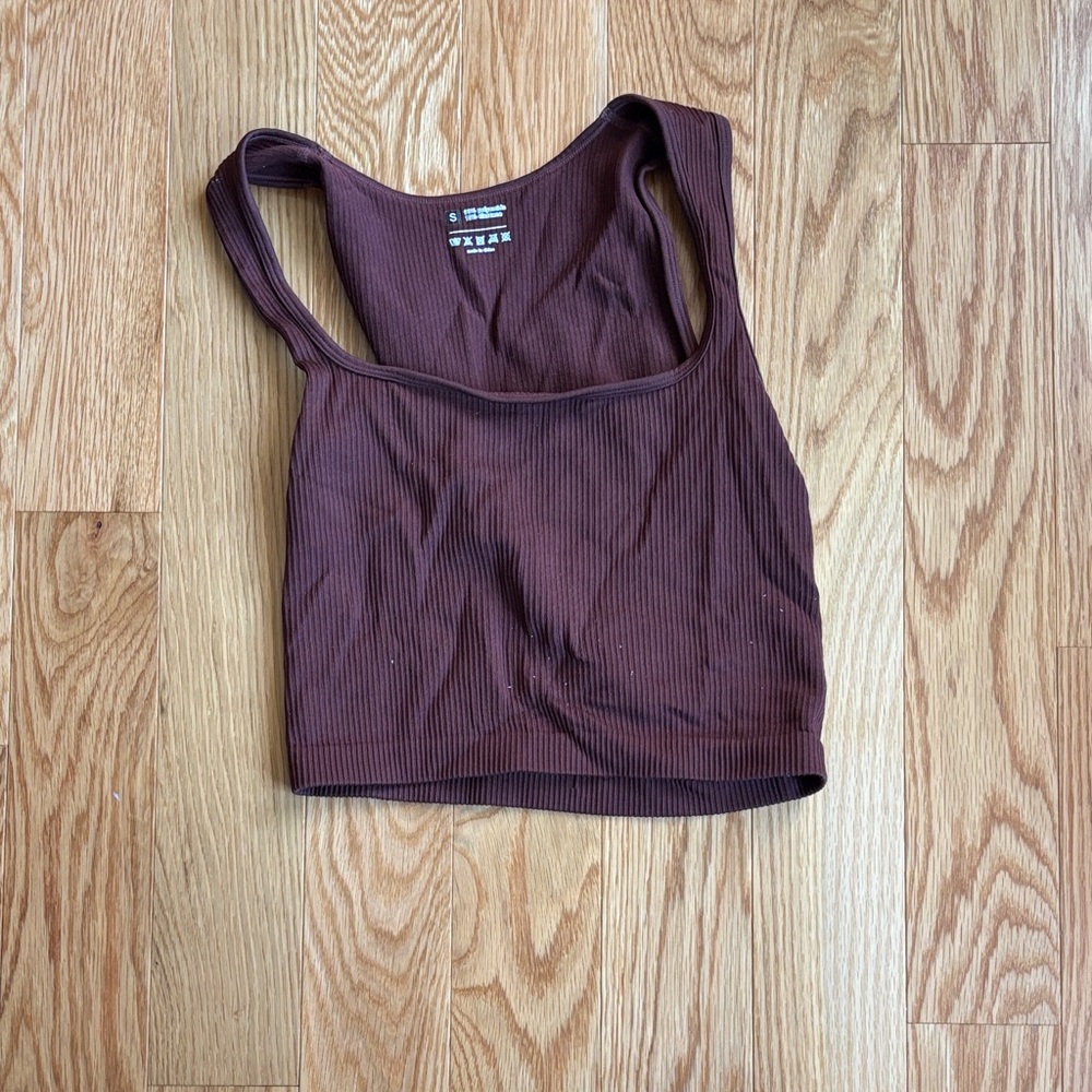 Chic Ribbed Crop Top in Deep Brown